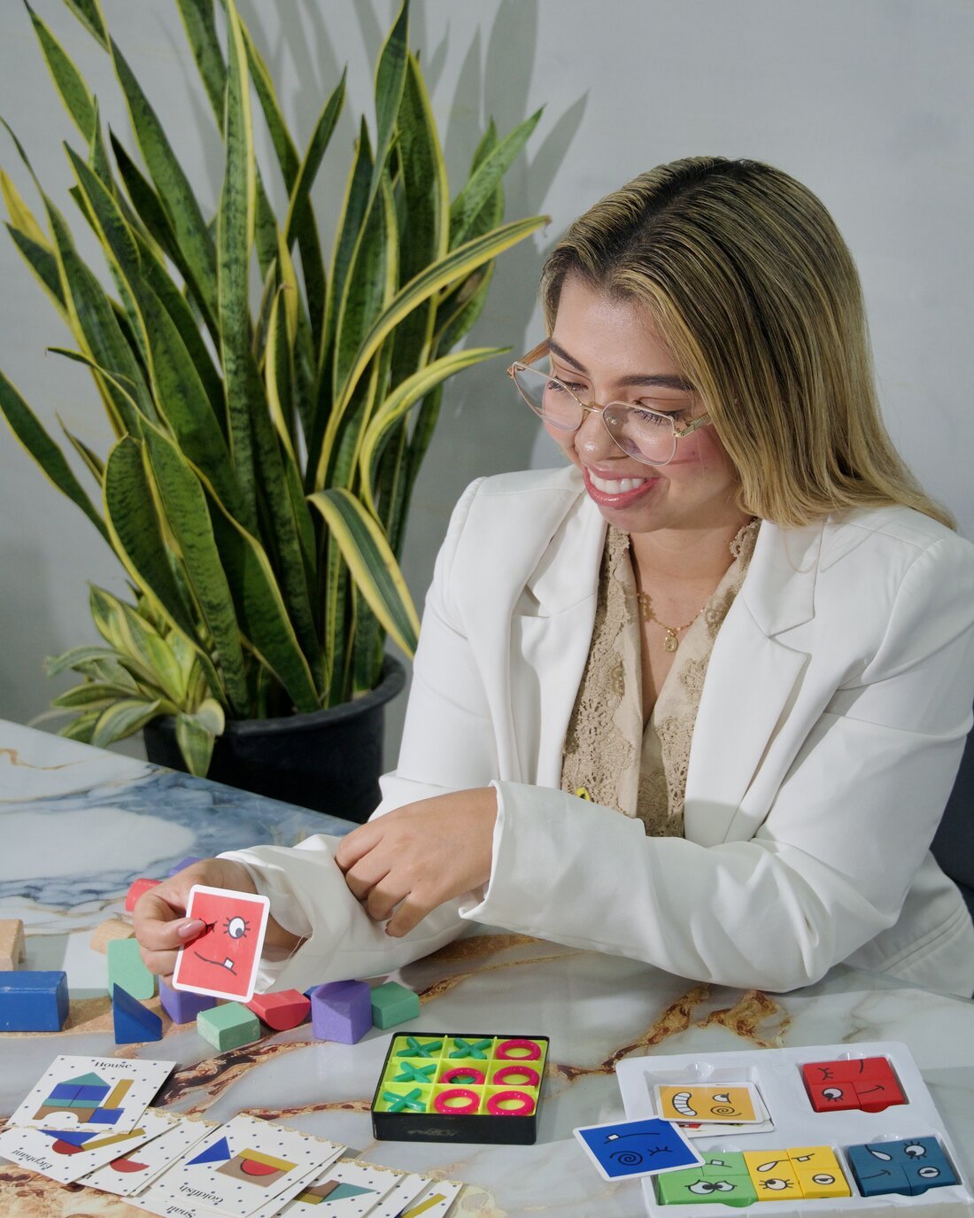 Gisella Guerrero trabajando con materiales lúdicos en sesión infantil